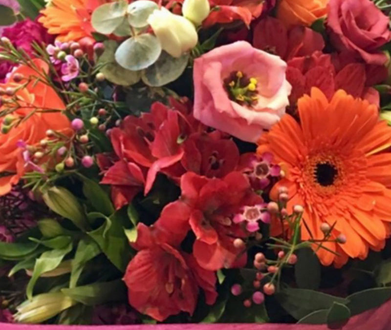 Centro variado con Gerberas y Amarillis