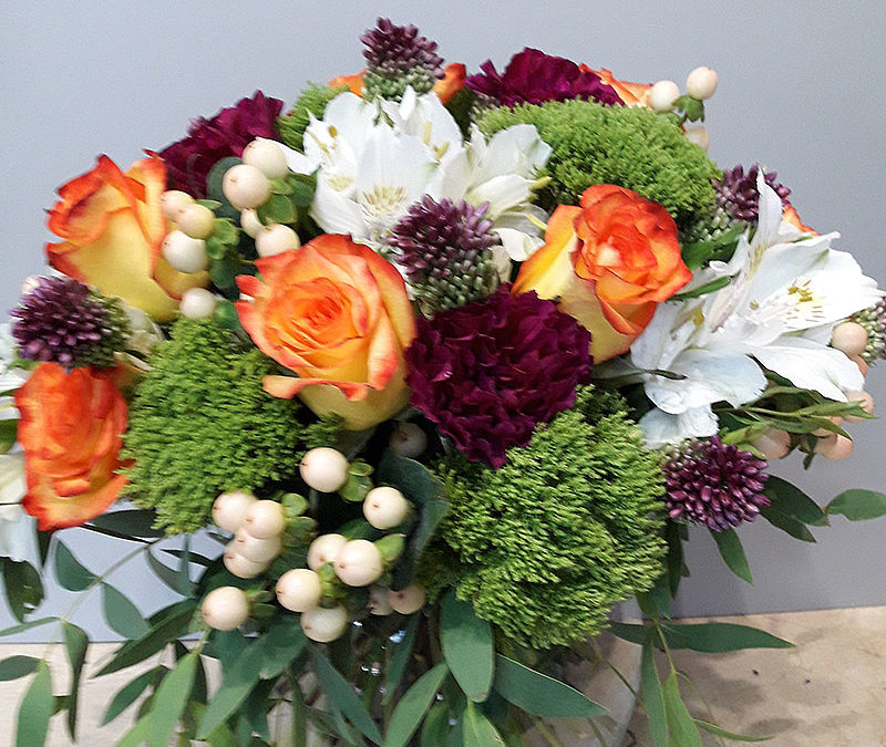 Pecera con flores variadas