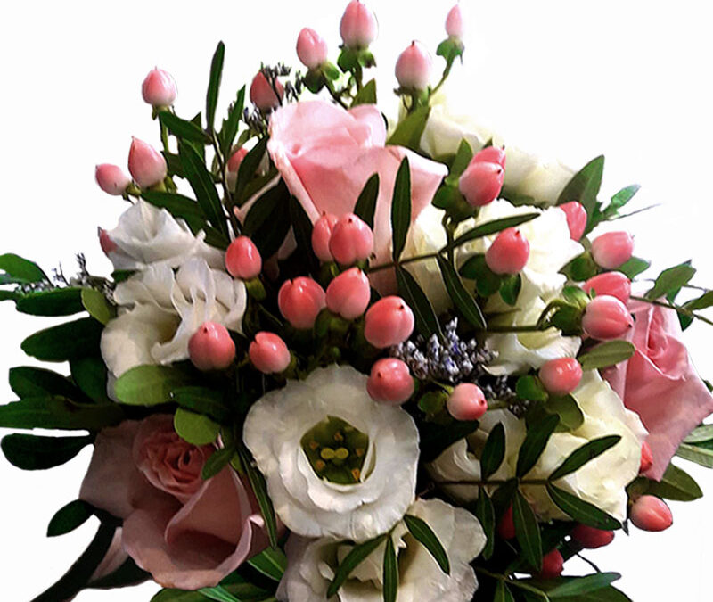 Bouquet de Rosas, Hipérico y Ranúnculos