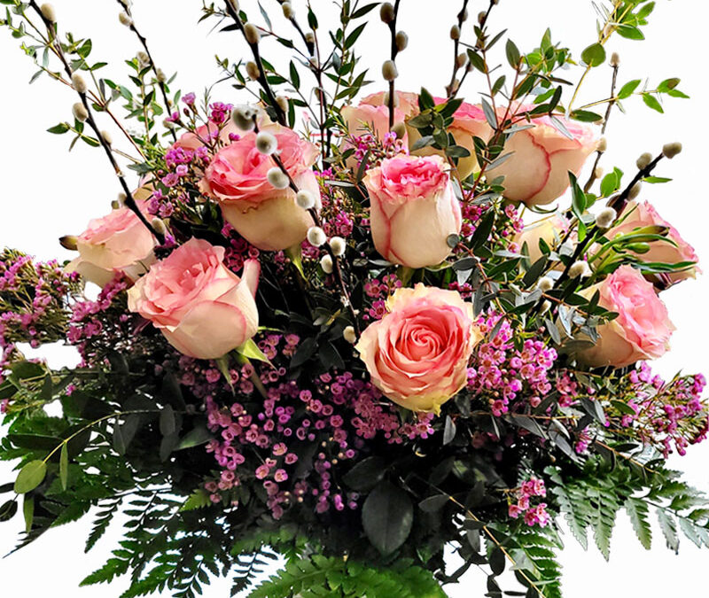 Ramo con Rosas rosas, Salguera, Eucalipto, Flor de cera y Helecho