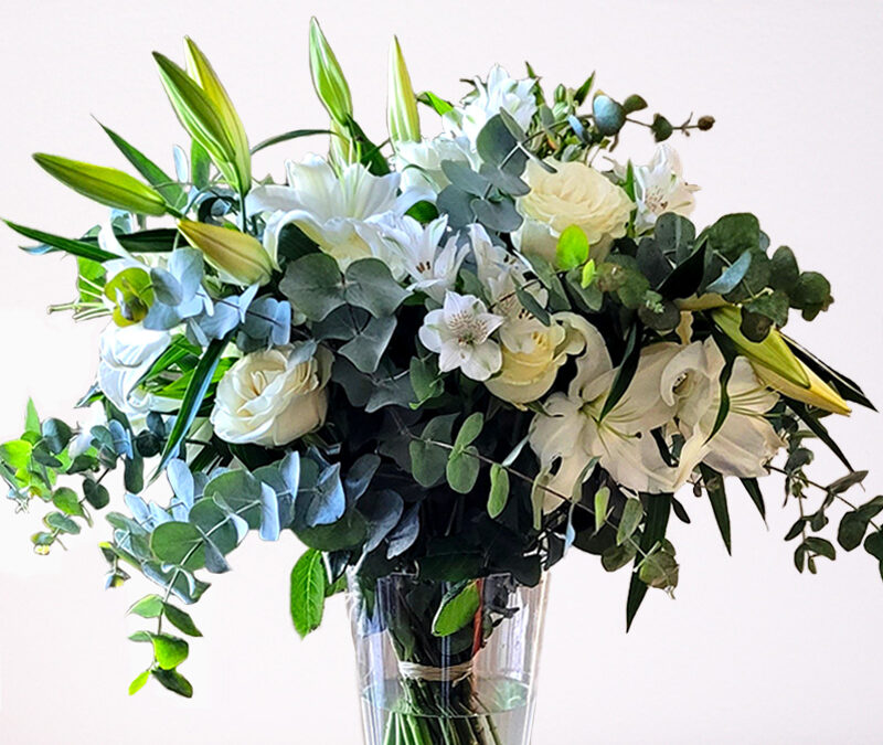 Ramo de flores variado en tonos blancos